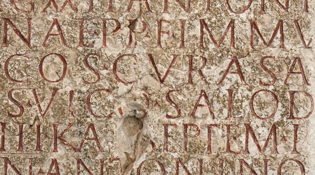 Detail der Inschrift auf dem Epona Altar (219 n.Chr.). Foto: David Aebi