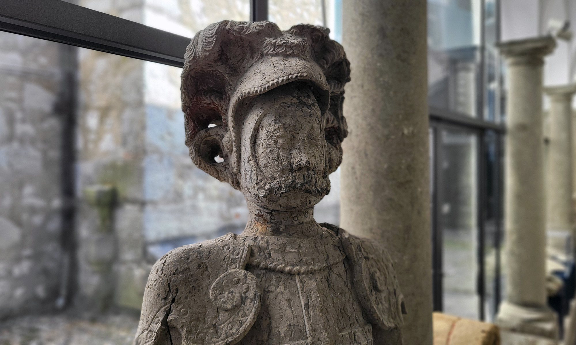 Gilt als Meisterwerk von Gregor Bienckher: Die Figur des Stadtpatrons St. Urs, aus Solothurner Kalkstein, 1623. Foto: Steinmuseum Solothurn